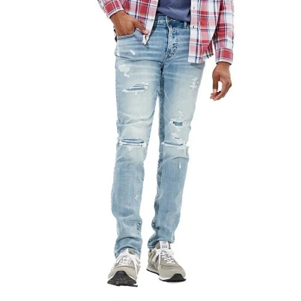 American Eagle Men’s Slim Straight Light Wash Distressed Jeans Size 28x30